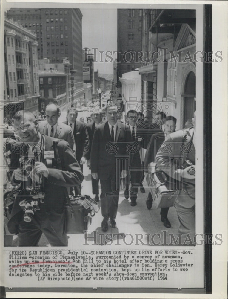 1964 Press Photo Gov.William Scranton of Pennsylvania surrounded by newsmen. - Historic Images