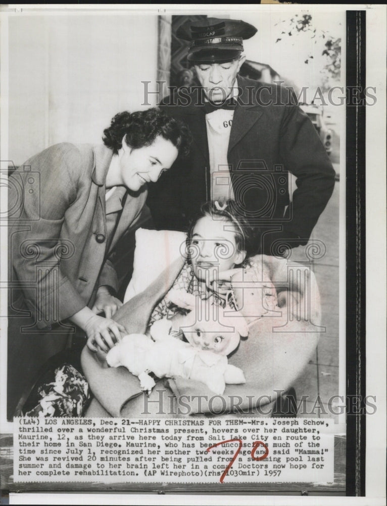 1957 Press Photo Mrs. Joseph Schow, with her daughter Maurine, 12, as they - Historic Images