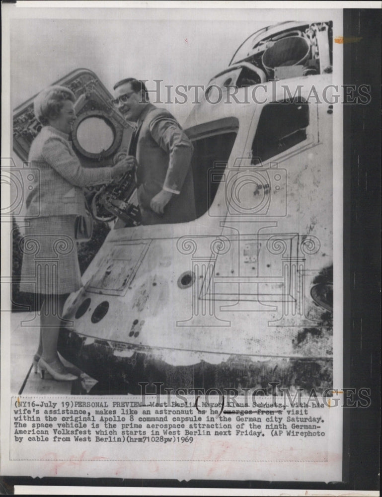 1969 Press Photo Berlin Mayor Klaus Schneiz gets out of the original Apollo 8 - Historic Images