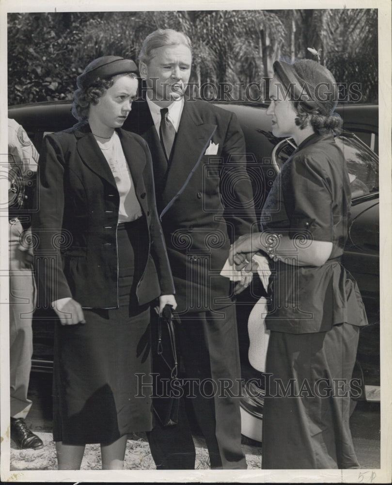 1950 Press Photo Mrs. Fuller Warren speaking to Mrs. John McWhirter. - Historic Images