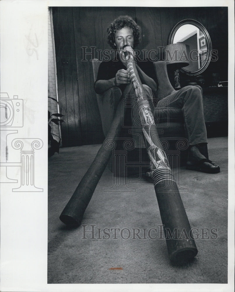 1979 Press Photo John Stokes with didgeridoos,musical instrument of Aboriginals. - Historic Images