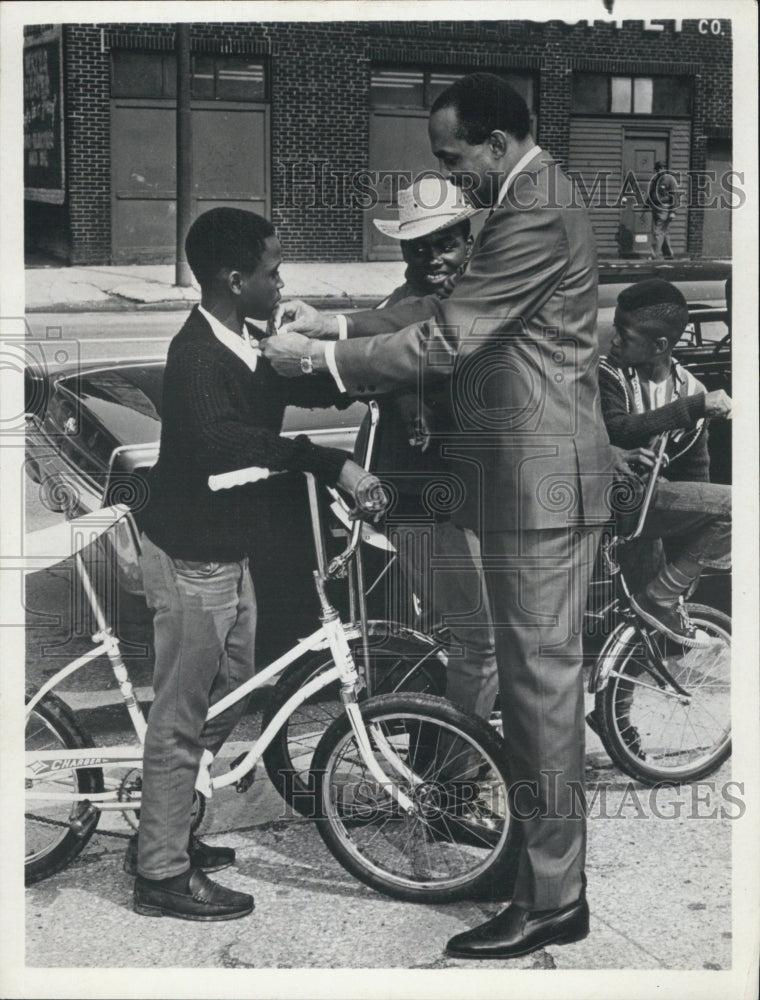 1990 Press Photo Mayor Carl Stokes of Cleveland - Historic Images