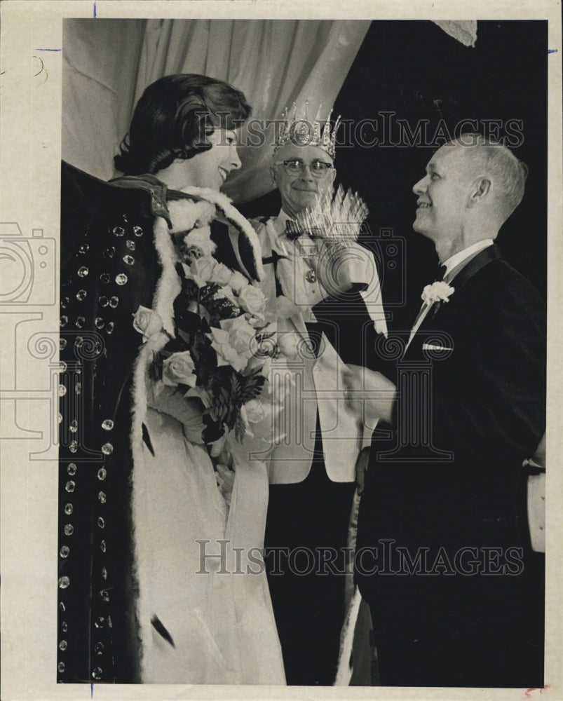 Press Photo Crowing a Beauty Queen. - Historic Images