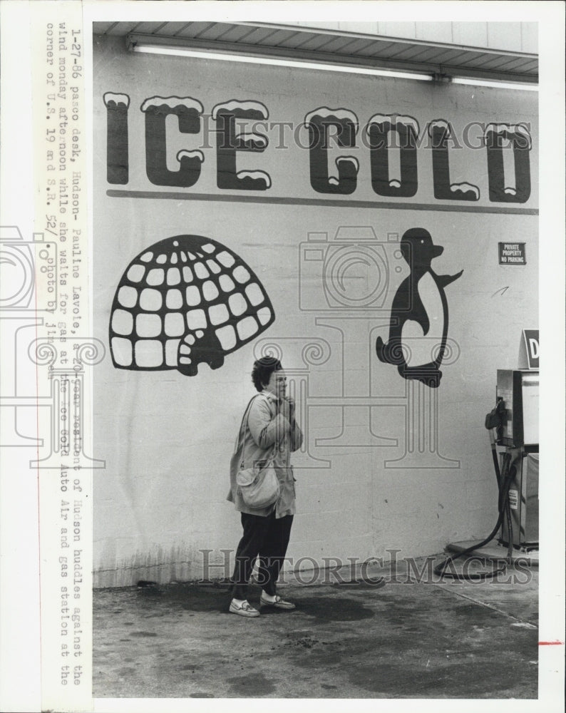 1986 Press Photo Pauline Lavoie huddles beside the wintry wall of the Ice ColdAu - Historic Images