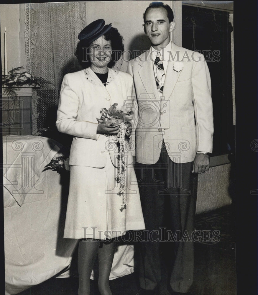 Press Photo Theo Stratford and his wife shows in the picture. - Historic Images