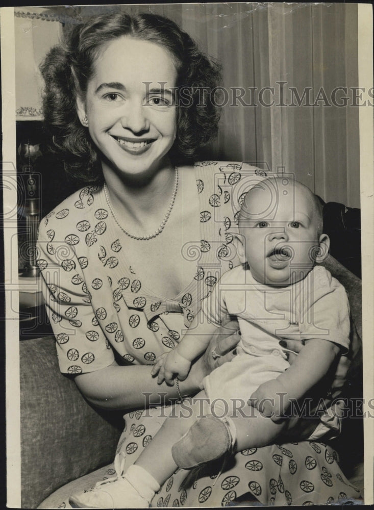 1945 Press Photo A picture of rs. Stoval and George William Stovall Jr. - Historic Images