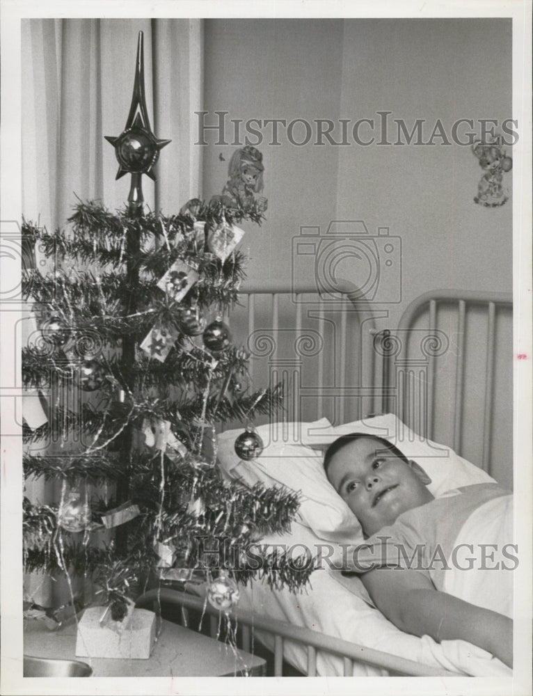 1962 Press Photo Child Hospital Christmas Tree Andy Stout St. Petersburg - Historic Images