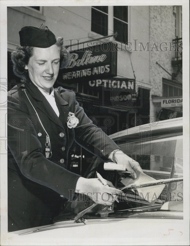 Press Photo The lady leave the ticket in the winshield of a car - Historic Images