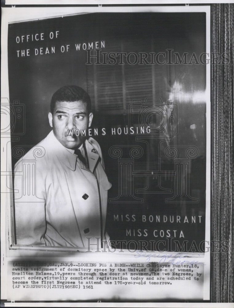 1961 Press Photo Man Women&#39;s Housing Window Miss Bondurant Miss Costa - Historic Images