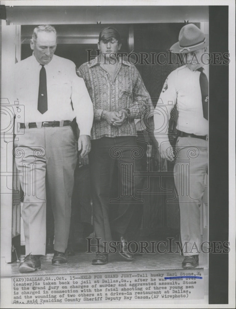 Press Photo Earl Stone taken to jail charges murder and aggravated assault. - Historic Images