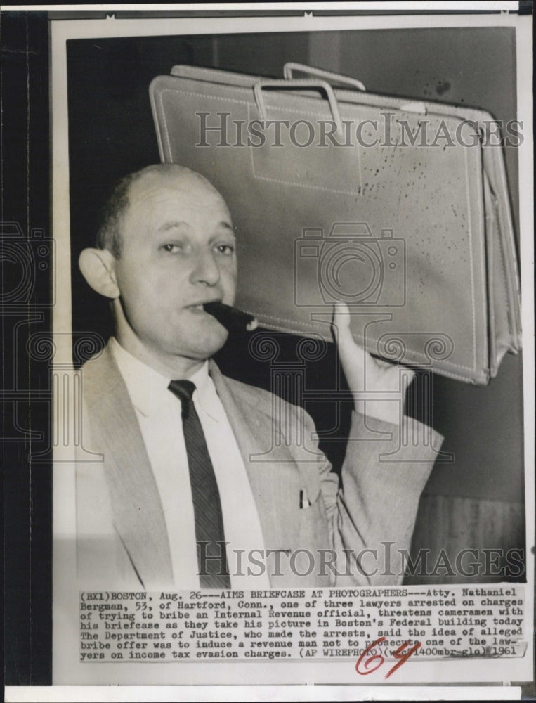 1961 Press Photo Atty. Nathaniel Bergman, bribes Internal Revenue Official - Historic Images