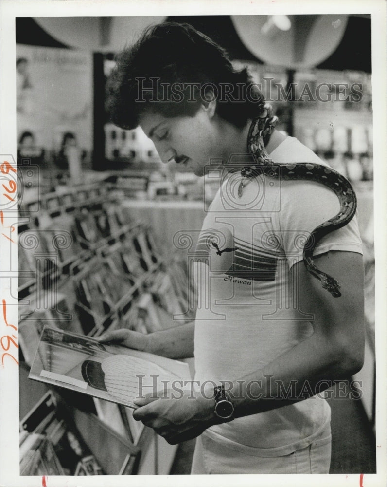 1984 Press Photo Dan Wyllins Pet Python Neck Shopping Snake - Historic Images