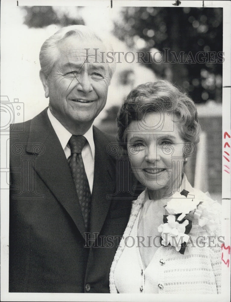 1977 Press Photo Actress Jane Wyatt and Actor Robert Young. - Historic Images
