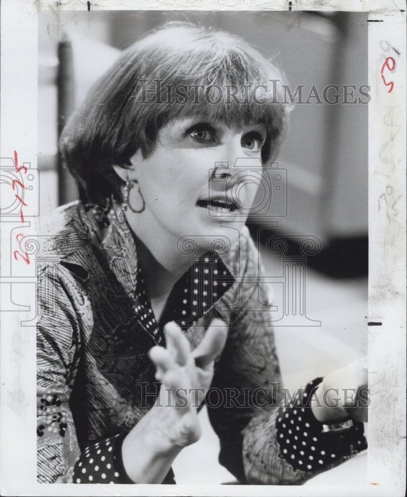1975 Joanne Woodward uses her hands to express her feelings - Historic Images