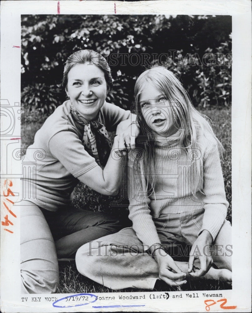 1972 Actress Joanne Woodward and child actress Nell Newman. - Historic Images