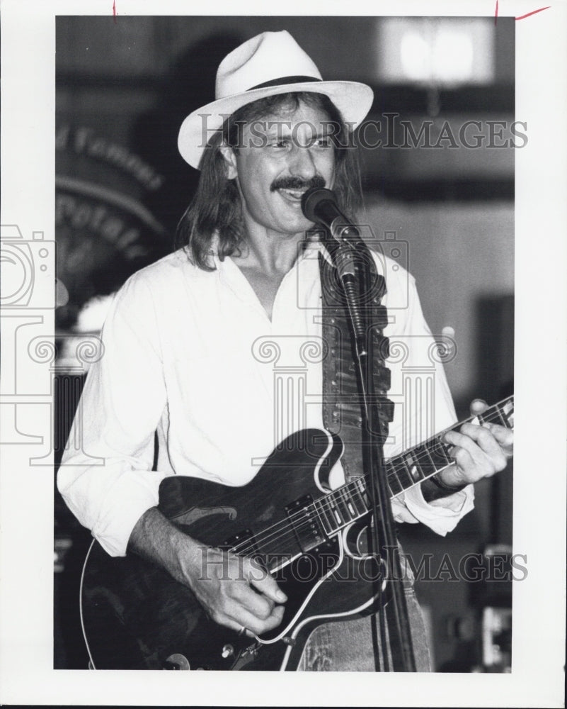 1992 Press Photo Musician Woody playing at the Sweet Potato Cafe - Historic Images