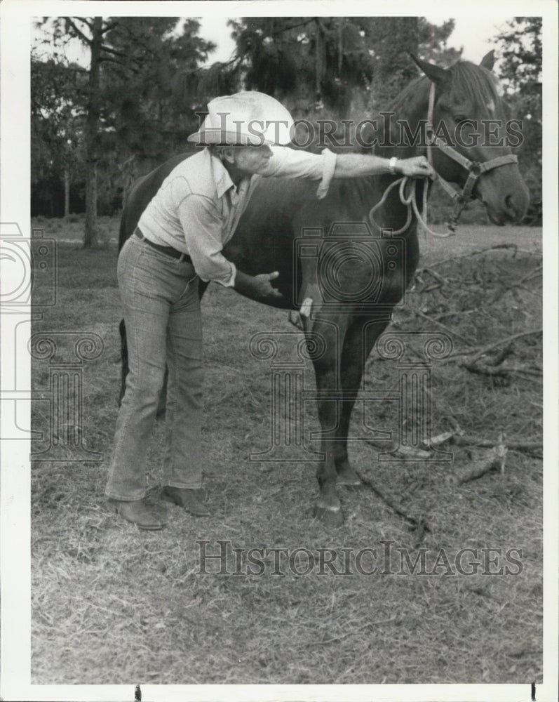 1979 Press Photo Commissioner Joseph Wornicki and his wounded horse - Historic Images