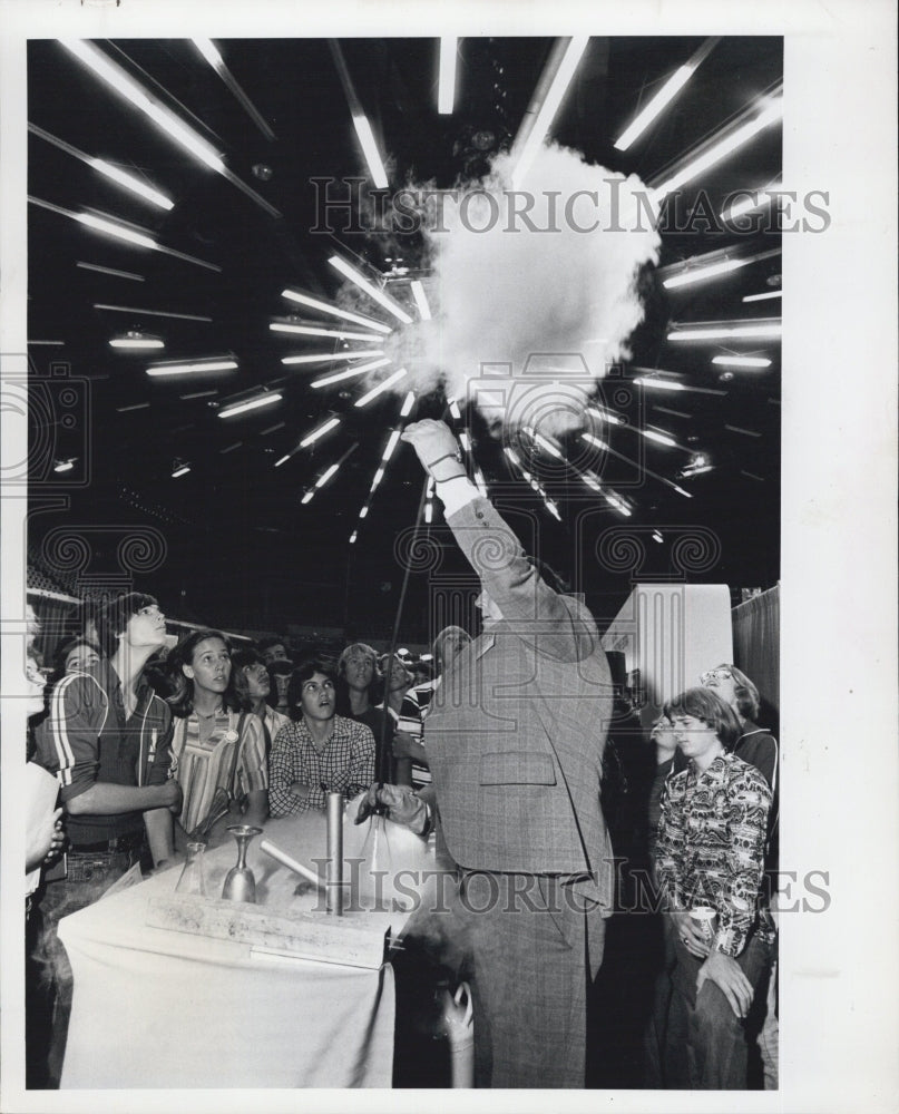 1977 Students gather around a booth at the Suncoast Chamber of - Historic Images