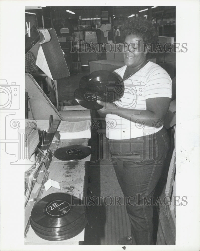 1986 Press Photo Lureen Burrows Sorts Soundsheets at Eva-Tone - Historic Images