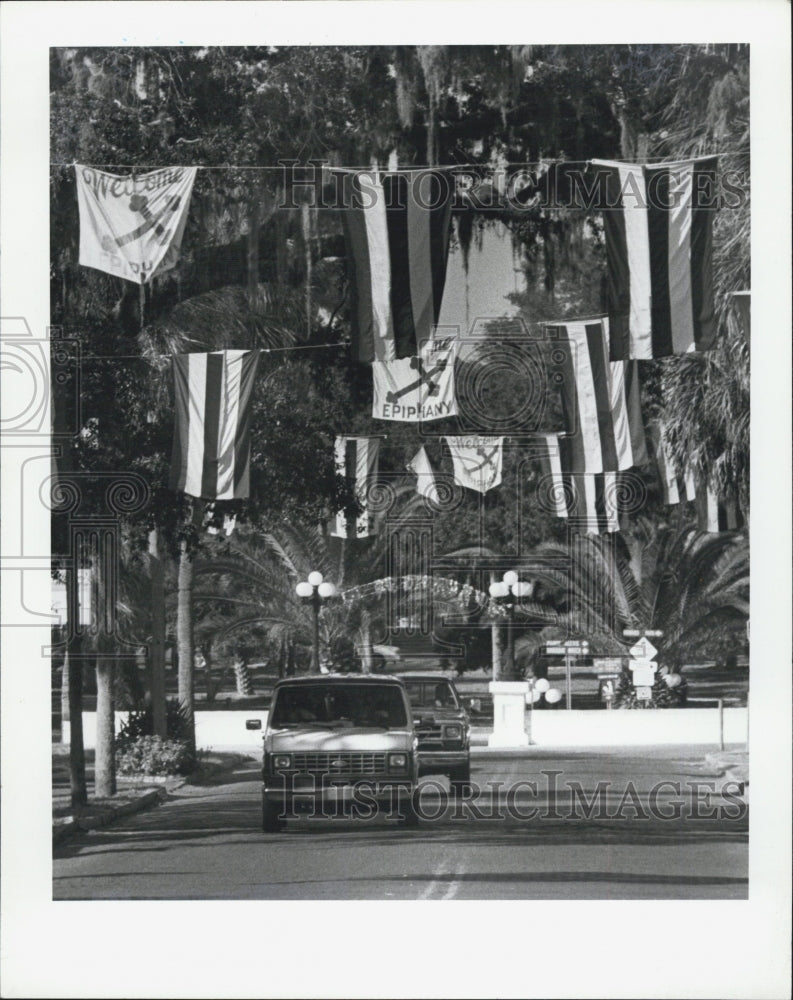 1990 Press Photo Flags Hang Cars Tarpon Springs Preparation Epiphany Cross Jump - Historic Images