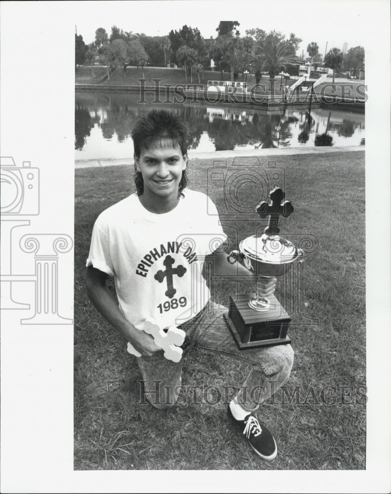 1990 Press Photo Manny Cladakis Epiphany Day Cross Trophy Spring Bayou - Historic Images