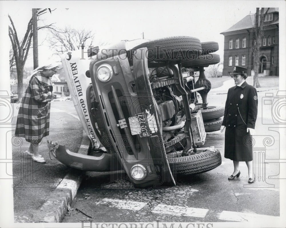 1960 Press Photo Police officer Mrs Arch Young at the scene of overturned truck - Historic Images