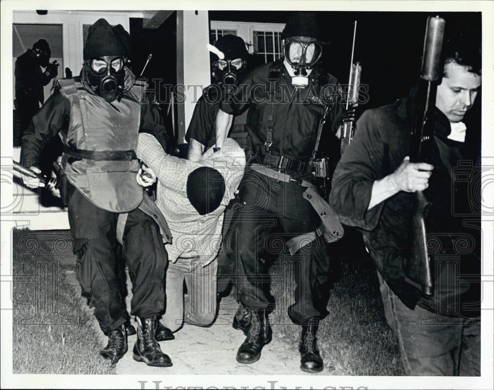1986 Press Photo Paul Zalubas dragged & arrested by police for killing his wife - Historic Images