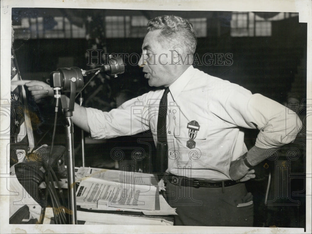 1946 Press Photo James E Van Zandt on a radio brodcast - RSG79115 - Historic Images