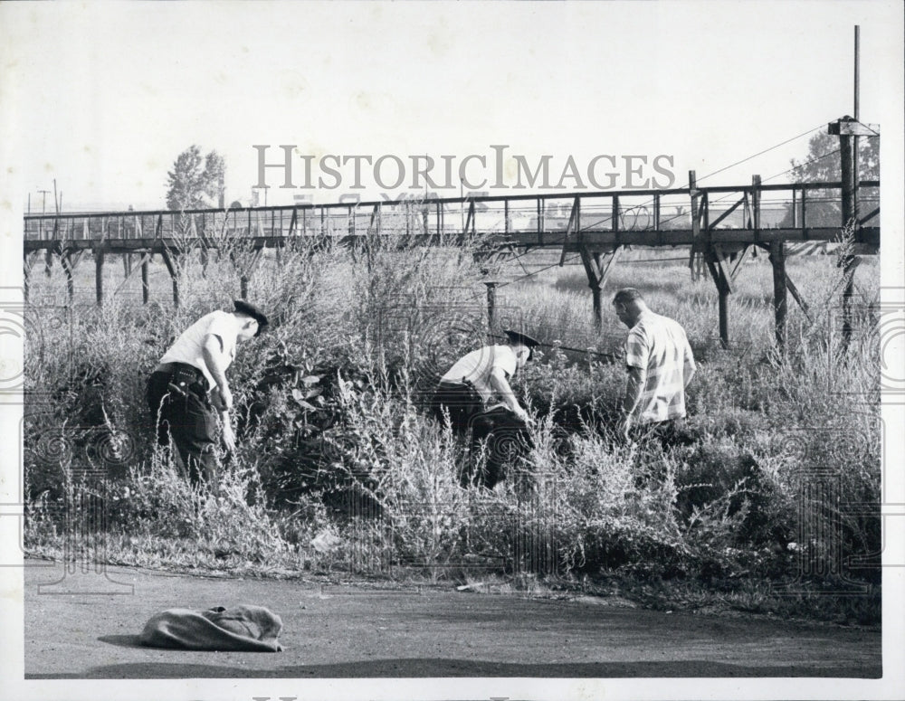1967 Press Photo Medford Police Search Clues Gang Killing Frederick W. Young - Historic Images