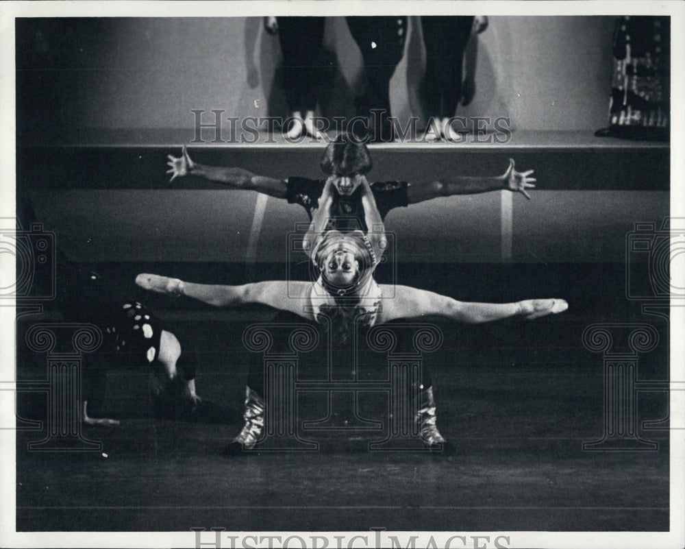 1974 Laura Young & Woytek Lowski In "Medea" Ballet - Historic Images