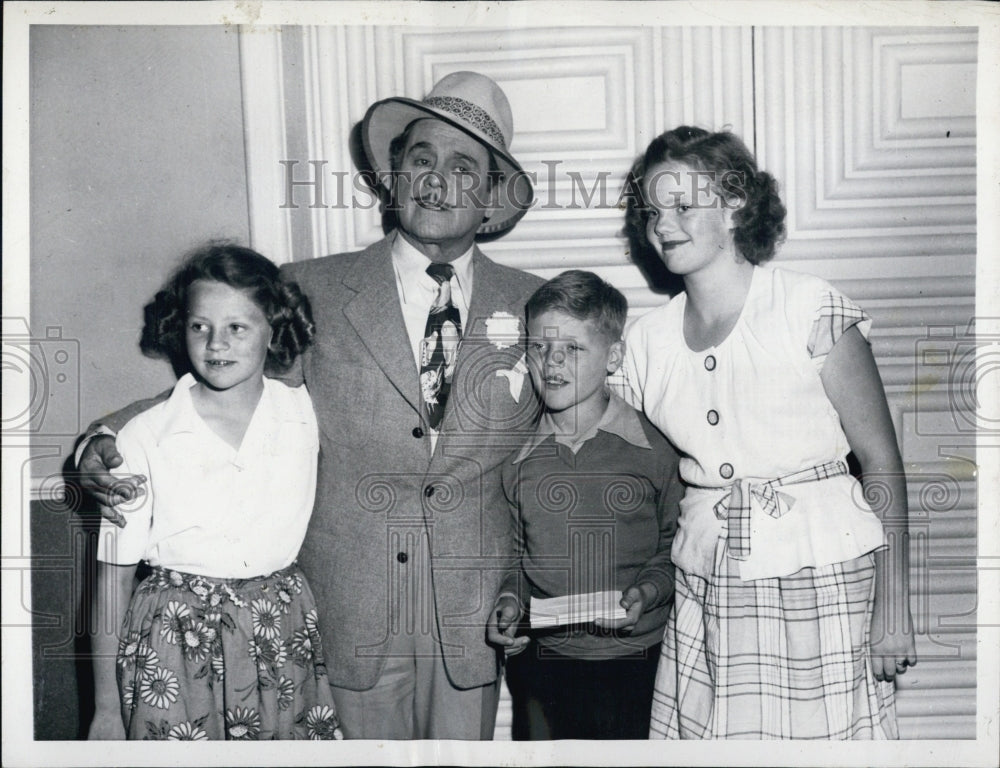 1945 Actor Leo Carrillo, Children of California Governor Earl Warren - Historic Images