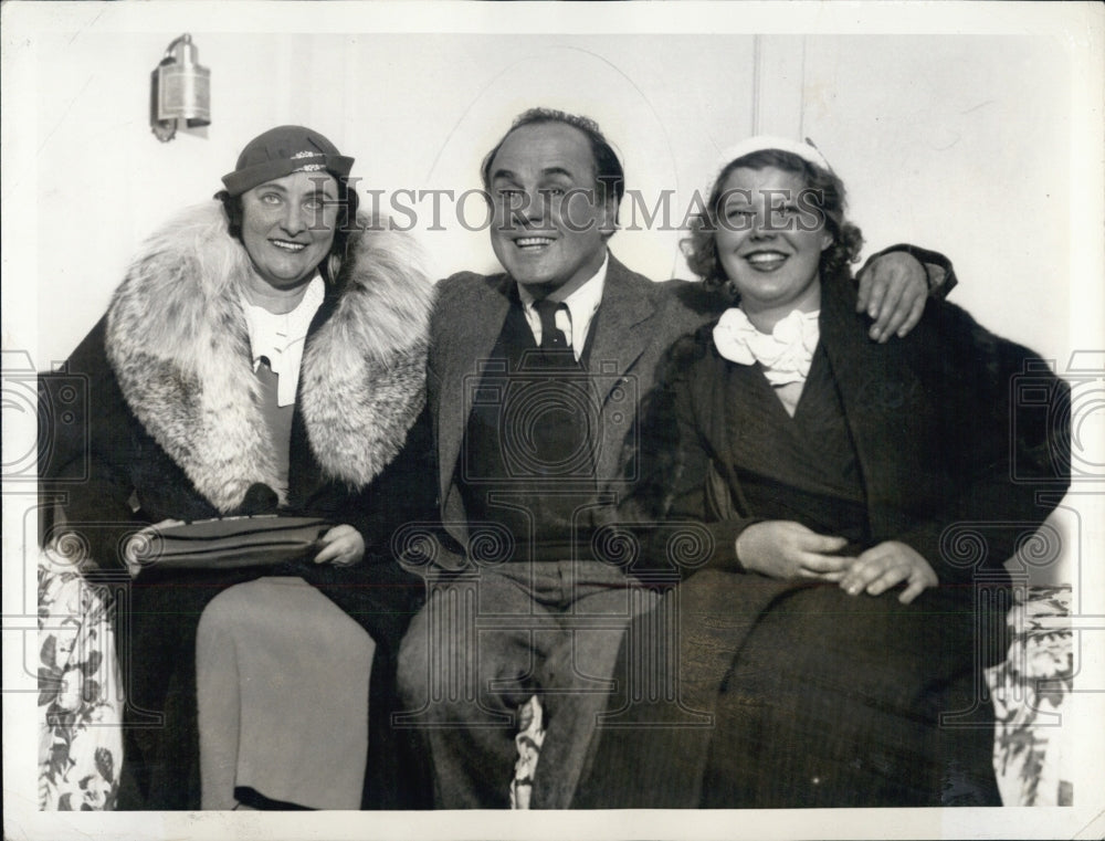 1934 Press Photo Actor Leo Carrillo with Wife & Daughter Antoinette - Historic Images