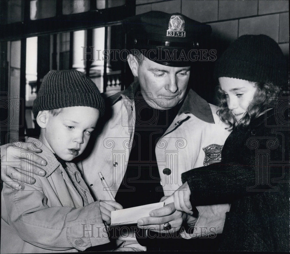 1963 Press Photo Policeman Morgan O&#39;Loughlin with Lost Children - Historic Images