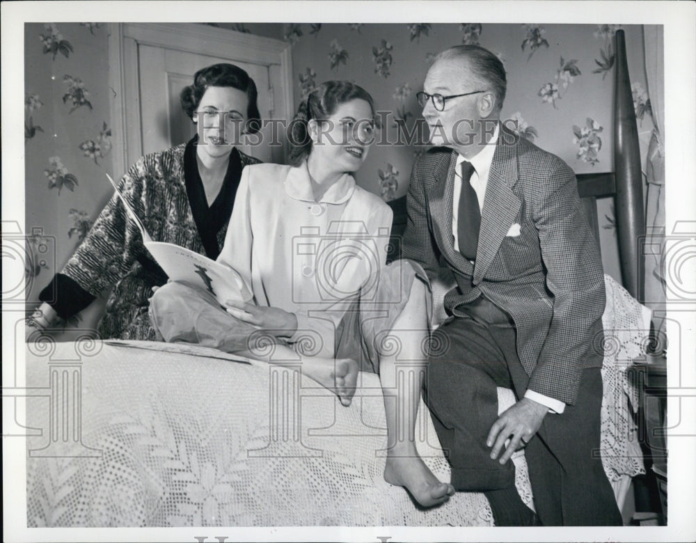 1951 Olivia O'Donovan will spend an evening in Paris - Historic Images