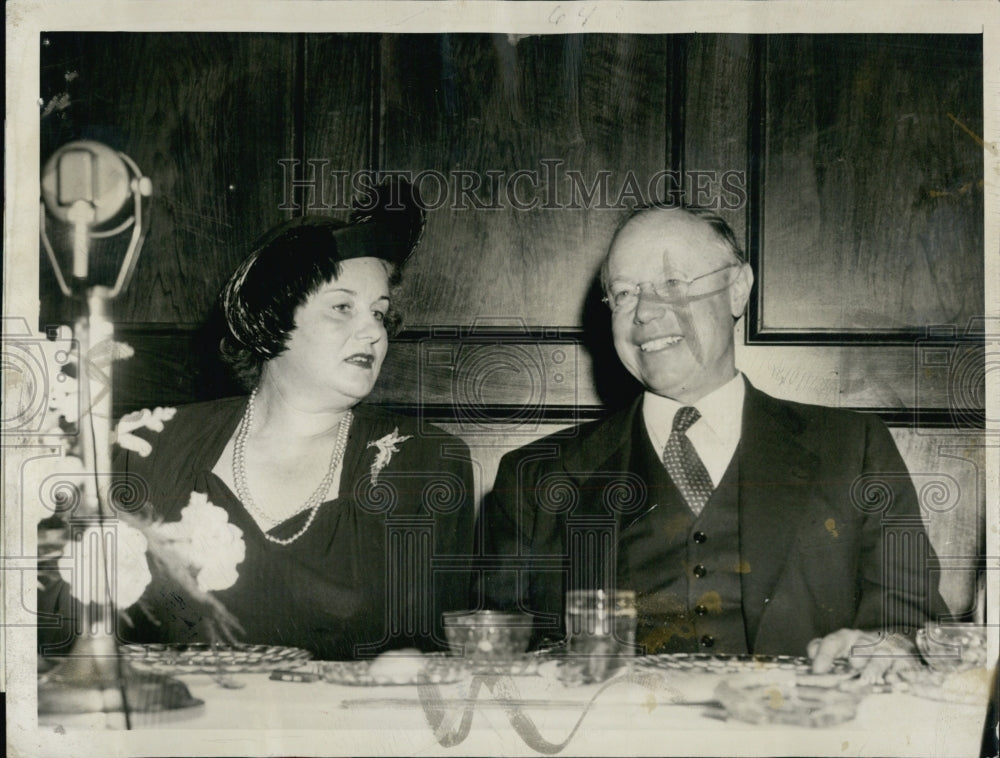 1947 Press Photo Mrs. Howard P. Claussen meets Sen. Robert Taft - Historic Images