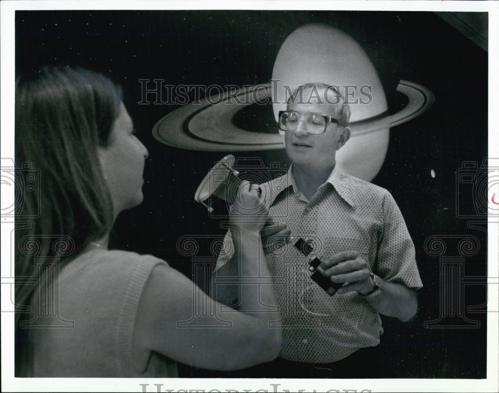 1990 Press Photo Dir. and Prof. of Astronomy William M. Irvine with Judith Young - Historic Images