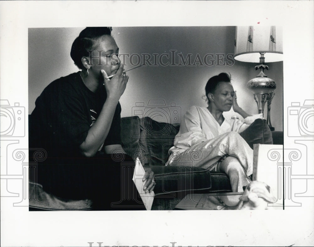 1992 Press Photo Emmanuel Wilson's widow Sandra and his mother Arodorothy Wilson - Historic Images