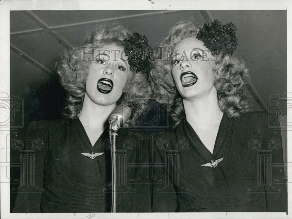 1943 Singers Elsa and Eileen Wilson at Buddies&#39; Club - Historic Images