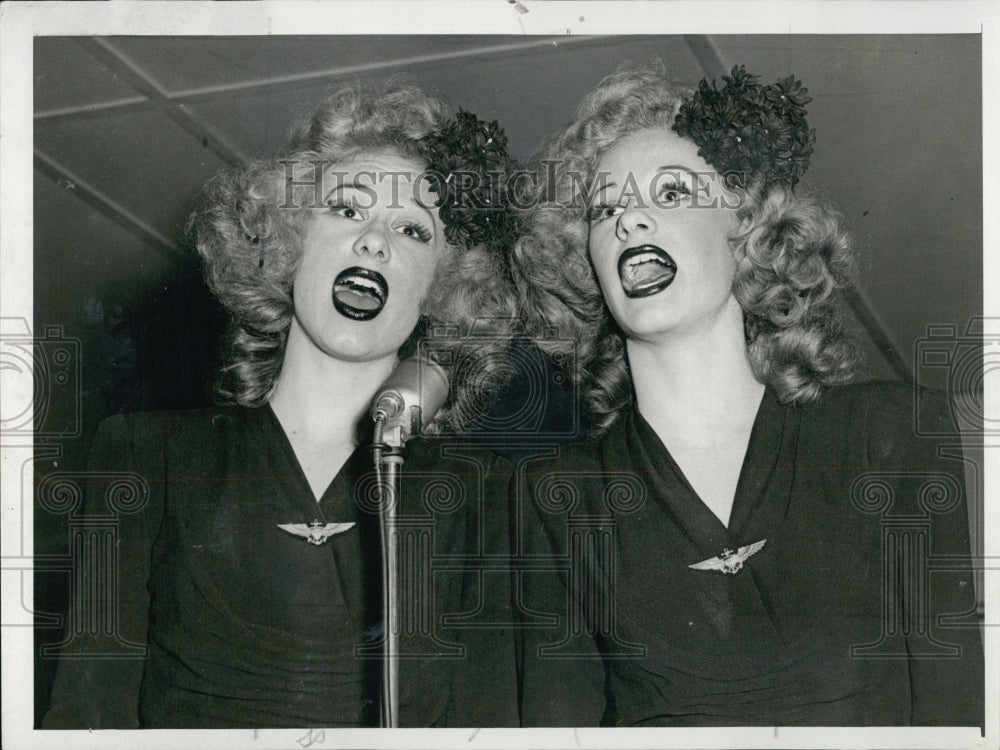 1943 Singers Elsa and Eileen Wilson at Buddies' Club - Historic Images
