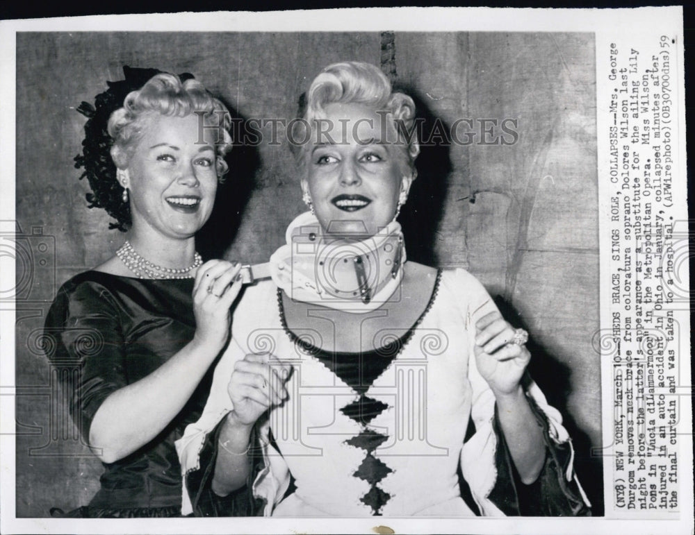 1959 Press Photo Mrs. George Durgom removes neckbrace from Soprano Dolora Wilson - Historic Images