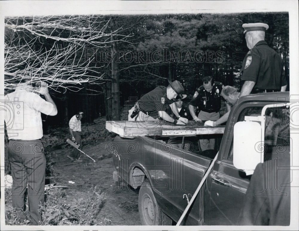 1969 New Haemshire police sift gravel at Debbie Horn murder site - Historic Images