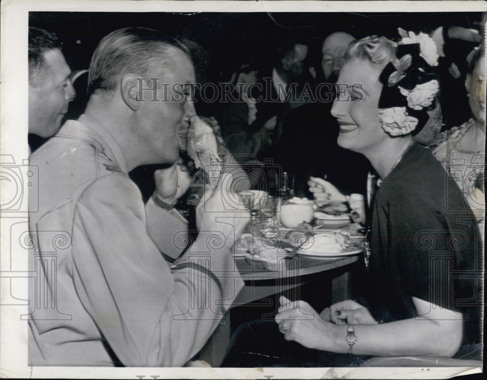 1944 Press Photo Actress Binnie Barnes Husband Captain Mike Frankovich - Historic Images