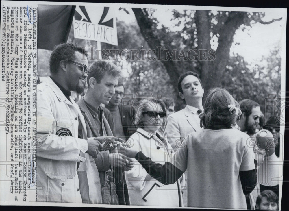 1968 Press Photo Harold Hector Accepts Alleged Draft Card From Demonstrators - Historic Images