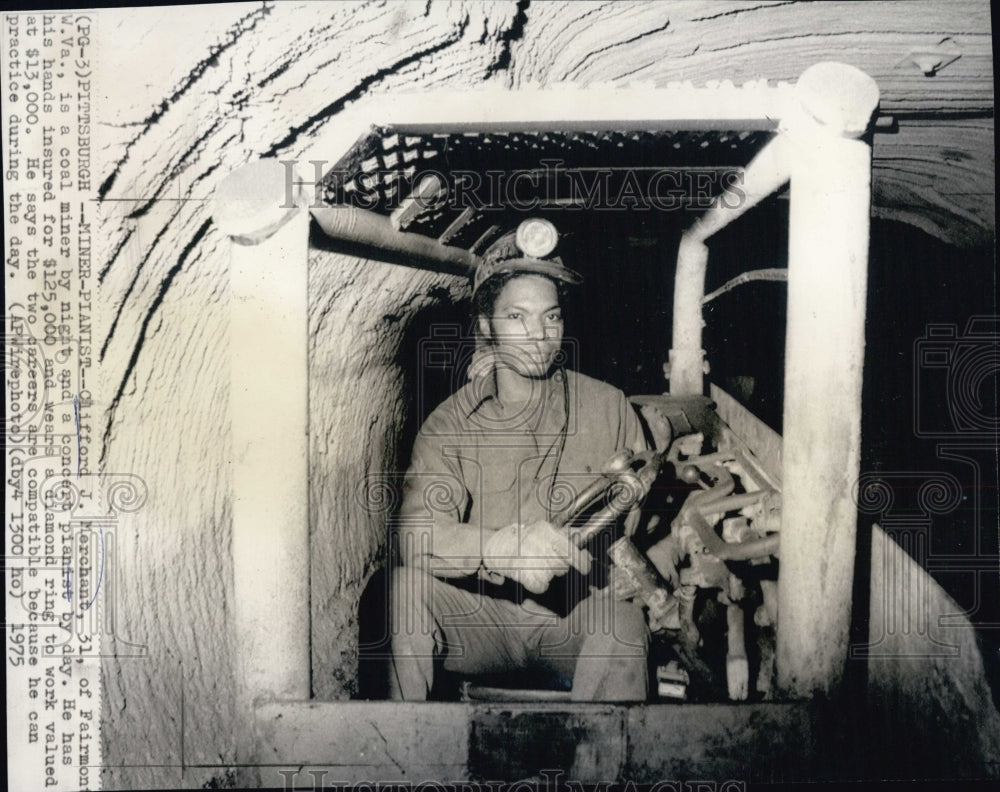 1975 Press Photo Coal miner and Pianist Clifford Merchant in a cave working. - Historic Images