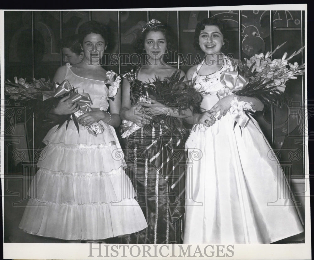 1955 Press Photo L to R: Jo Anne Vallier (Queen), Lora Di Meo, &amp; Elaine Kaye. - Historic Images