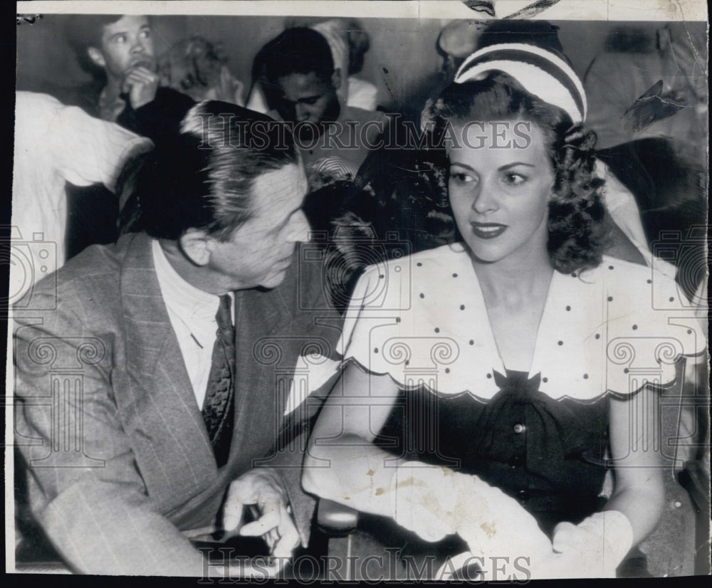 1985 Press Photo Actress Madge Meredith at court with her attorney. - Historic Images
