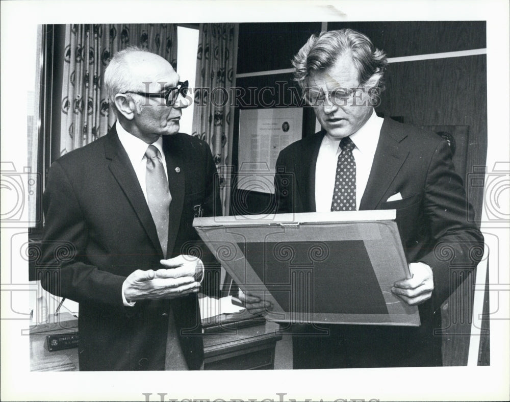 1985 Press Photo Senator Ted Kennedy Frank Staniszwski Certificate Citizenship - Historic Images