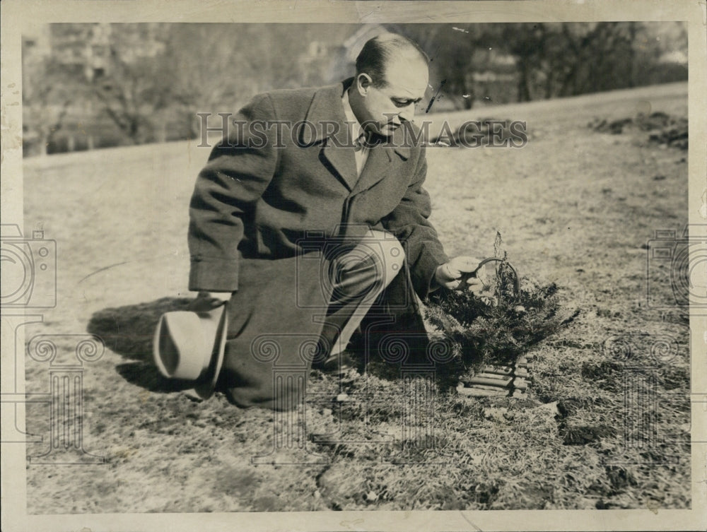 1951 Press Photo Robert Ellard at the grave. - Historic Images