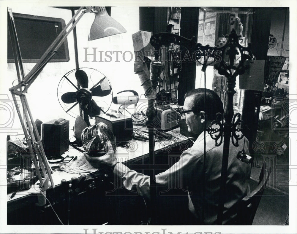 1982 Press Photo Frank Elkin Winthrop's Mr. Fix It - Historic Images