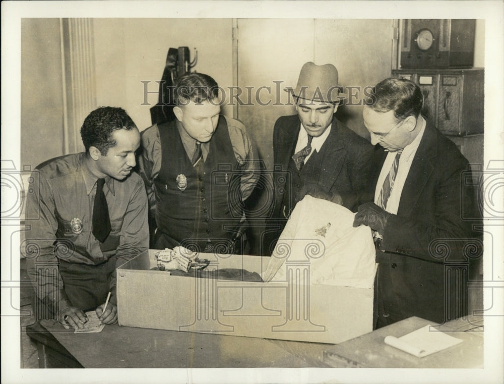 1937 Grafton Sheriffs Inspect Clues to Slaying of Louise Hornbeck - Historic Images